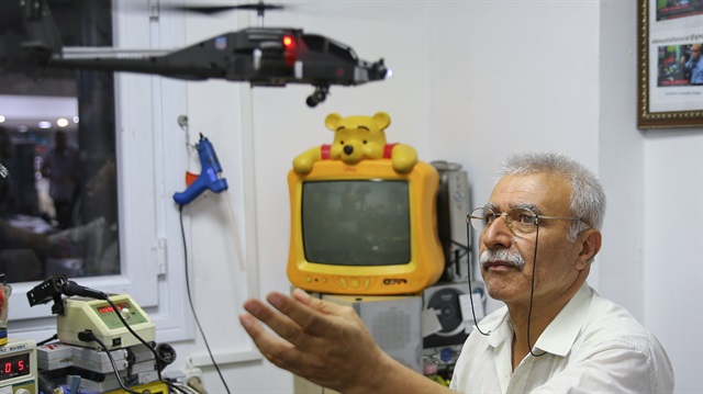 Torunlarının oyuncaklarını tamir ederek, oyuncak tamirciliğine başlayan Mustafa Nacar, 10 yıldır çocukları mutlu ediyor.​