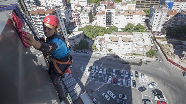 Örümcek kadın lakaplı Leyla Alkan, Kayseri'de yüksek katlı binaların dış cephe temizliğini korkusuzca yapıyor.