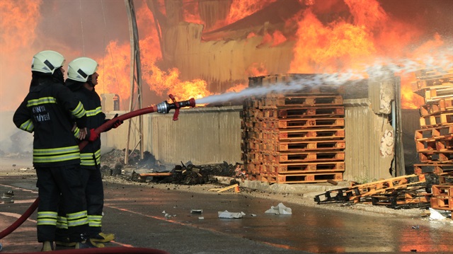 Konya'da çıkan yangını itfaiye ekipleri söndürmeye çalışıyor.
