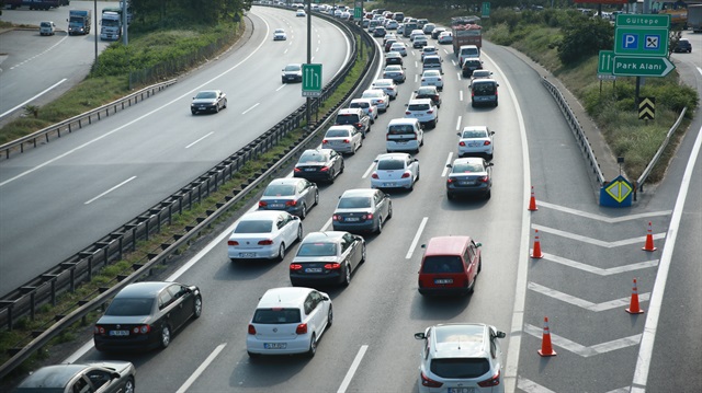 Bayram tatilinin bitmesine az bir süre kala İstanbul'a dönmek isteyen sürücüler Kocaeli'de trafikle karşılaştı.