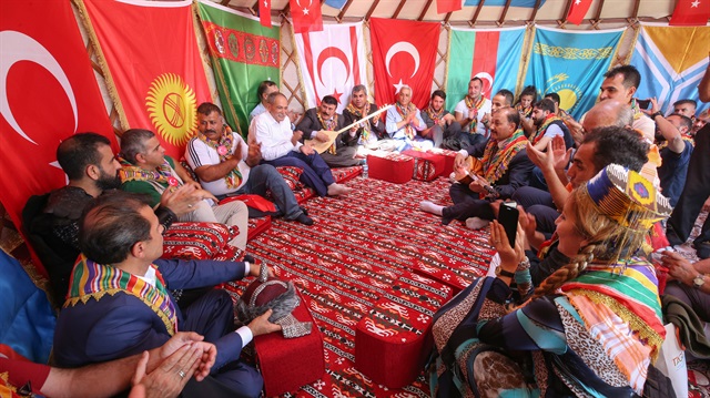 Etkinlik alanında kurulan çadırlarda sergilenen geleneksel el sanatları ürünlerini inceleyen vatandaşlar, unutulmaya yüz tutan oyunlara da eşlik ederek çocukluk yıllarına döndü.