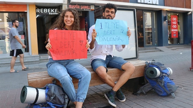 Malatya’da Halkla İlişkiler ve Tanıtım bölümünde eğitim gören son sınıf öğrencileri otostop çekerek ziyaret ettikleri şehirlerin en işlek caddelerinde "1 liraya dert dinlenir" yazılı pankartla bekliyor.