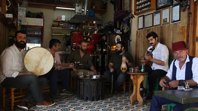 Ömer Çakıroğlu, unutulmaya yüz tutmuş semai kahvesi geleneğini Üsküdar'da yaşatıyor. 