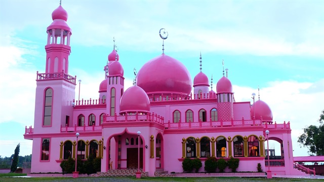 Dünyanın en renkli ibadethanesi: Pembe Cami