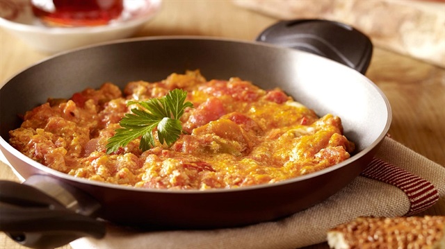 Vedat Milor'un başlattığı anketin kazananı soğanlı menemen oldu. 