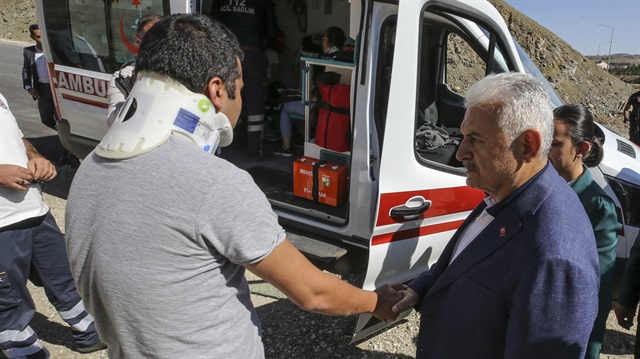 TBMM Başkanı Yıldırım, güzergahındaki trafik kazasını görünce konvoyu durdurup bizzat yaralılarla ilgilendi.