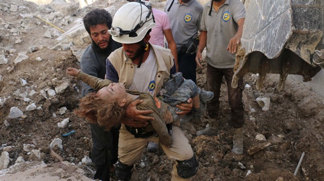 Suriye'de Beyaz Baretliler olarak tanınan Suriye Sivil Savunma Ekipleri, rejim saldırıları sonrası binlerce kişinin hayatını kurtarmıştı.