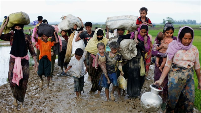 Myanmar ordusu ve Budist milliyetçilerin saldırılarından kaçan Arakanlı Müslümanlar