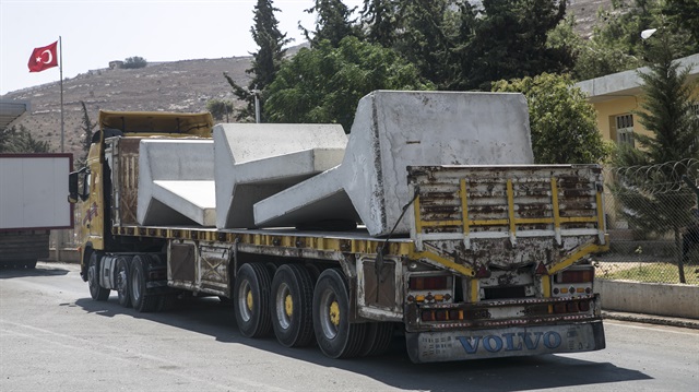 Suriye sınırına gönderilen beton bloklar tırlarla gidecekleri yere ulaştırıldı.