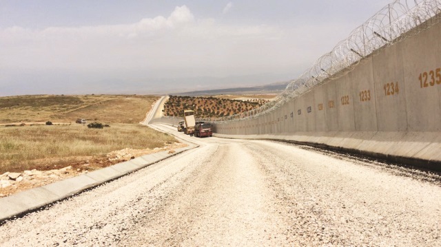 Devam eden modüler beton duvar projesiyle yaklaşık 950 km’lik sınır hattı geçilmez kılındı.