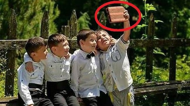 Çocuklar hediye edilen fotoğraf makinesiyle selfie çekindiler. 