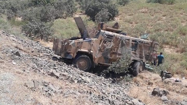 Hakkari'de devrilen askeri araçta 2 Mehmetçik şehit düştü, 9 asker yaralandı.