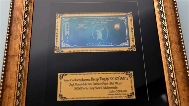 Şeyh Hamdullah Yazı Tarihi ve Hüsn-i Hat Müzesinin "000001" numaralı ilk bileti Başkan Recep Tayyip Erdoğan için ayrıldı.