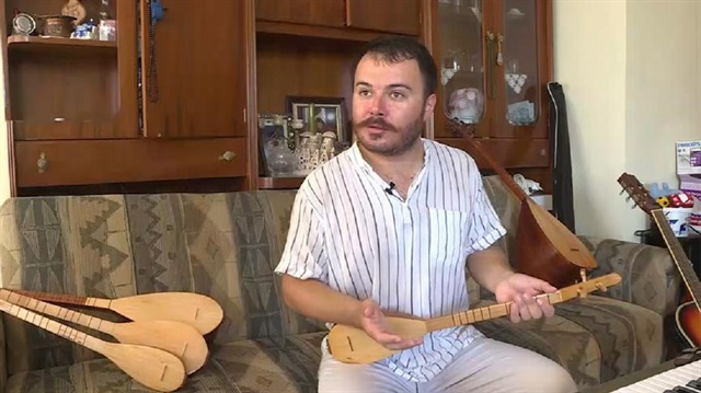 Emre Dayıoğlu, Türkiye'nin dört bir yanını unutulmaya yüz tutmuş mahalli müzisyenleri kayıt altına almak için dolaşıyor.
