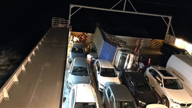 Yalova-Yenikapı seferini yapan feribotun içinde bir kamyon devrildi