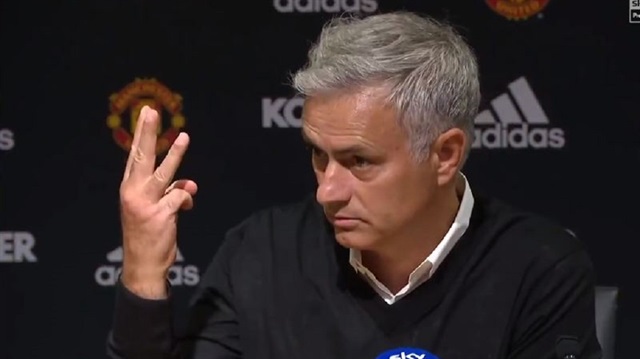Jose Mourinho, basın toplantısını terk etti.