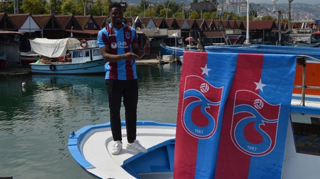 Trabzonspor oyuncuya Faroz balıkçı barınaklarında imza töreni düzenledi.