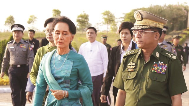 Müslümanların köylerini yakma emrini 
verenlerden General Min Aung Hlaing, 
soykırım destekçisi Myanmar 
Dışişleri Bakanı ‘Nobel ödüllü’ 
Ang San Su Çi ile görülüyor. 