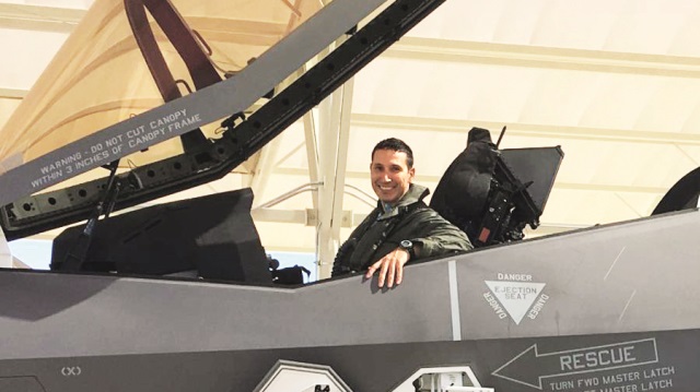 F-35’in Türk Hava Kuvvetleri adında yapılan ilk uçuşunu, Pilot Binbaşı Halit Oktay gerçekleştirdi.