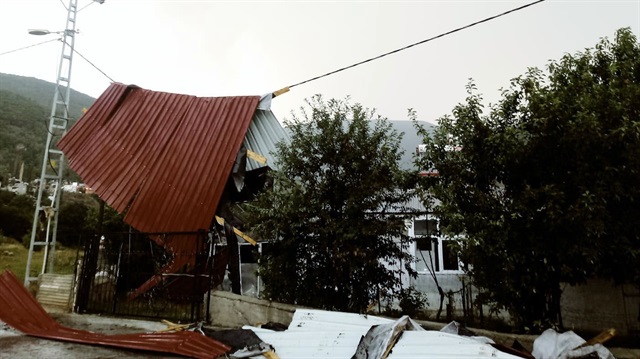 Ardahan'da şiddetli rüzgar okul çatısını uçurdu