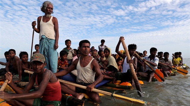 Rohingya refugees cross the Naf River with an improvised raft to reach to Bangladesh in Teknaf, Bangladesh, November 12, 2017. 