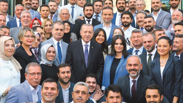  Erdoğan, MYK toplantısından önce AK Parti Adana il yönetimi, ilçe başkanları ve belediye başkanları ile hatıra fotoğrafı çektirdi.