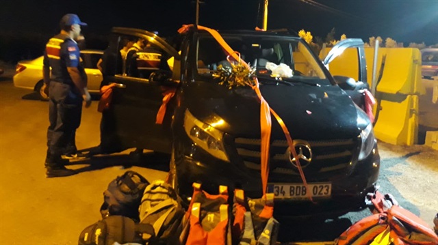 Gelin arabası süsü verilen araçta 11 göçmen yakalandı