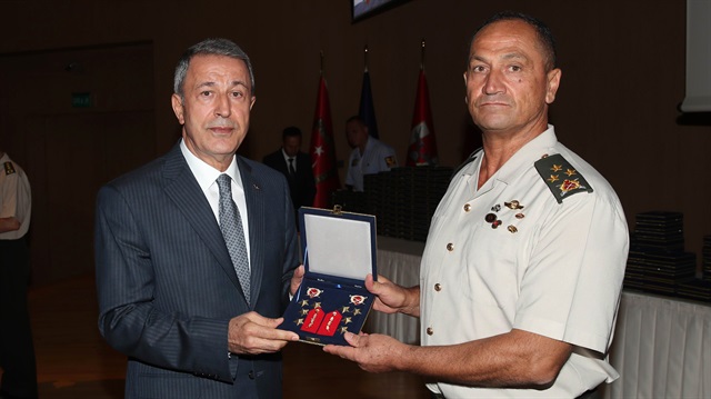 Milli Savunma Bakanı Akar, İsmail Metin Temel Paşa'nın orgenerallik rütbesini takdim etti.