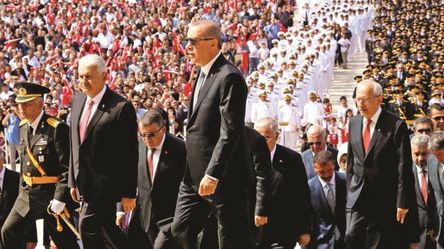 Cumhurbaşkanı Erdoğan, Atatürk’ün mozolesine ay yıldız motifli çelengi bıraktı. Saygı duruşunun ardından İstiklal Marşı okundu.