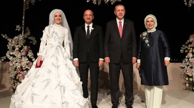 Başkan Erdoğan, AK Parti Ankara Milletvekili Ali İhsan Arslan ile Kübra Saruhan'ın nikah törenine katılarak çiftin nikah şahitliğini yaptı.