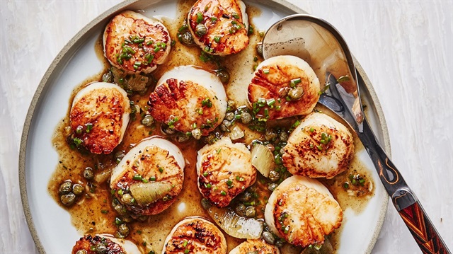 Seared scallops with brown butter and lemon