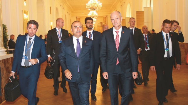Mevlüt Çavuşoğlu ve Stef Blok, karşılıklı büyükelçi atayacaklarını belirtti.