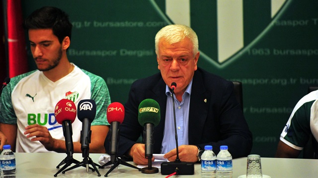 Bursaspor'da yeni transferler basına tanıtıldı.