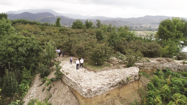 Bir fındık bahçesi içinde 7 dönüm arazide bulunan kale kalıntılarının tamamen ortaya çıkarılması için yapılan çalışmalar devam ediyor.