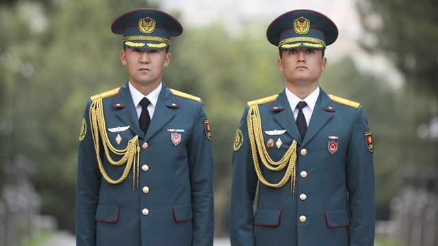 عسكريين قرغيزيين اثنين برتبة ملازم