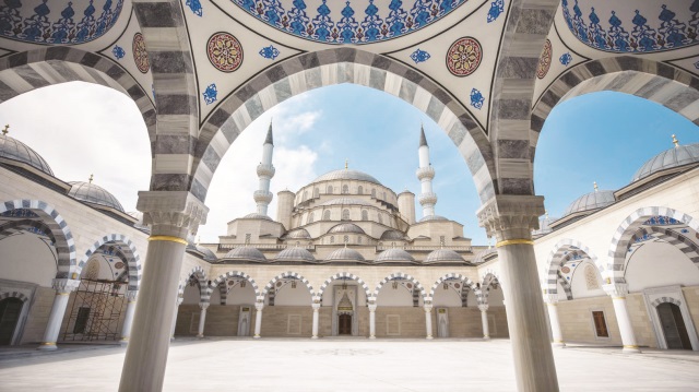 Camide, açık alanlar ile birlikte aynı anda 30 bin kişi ibadet edebilecek.