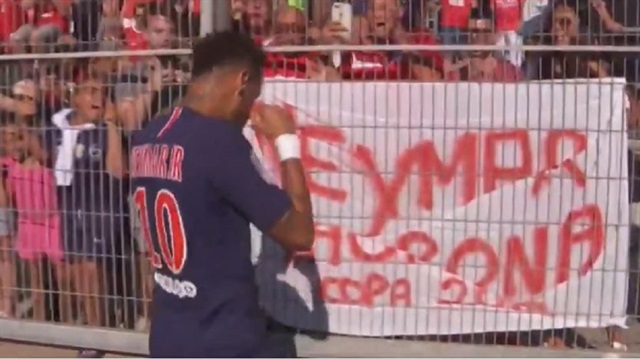 Neymar, kendisini alaya alan pankartın önünde attığı gole sevindi.