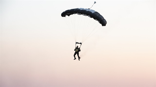 TSK ve Türk Hava Kurumu ile rekorlara imza atan ve hedef şampiyonluğu da bulunan Hayko Cepkin, paraşütle festival alanına iner inmez sahneye çıktı. 