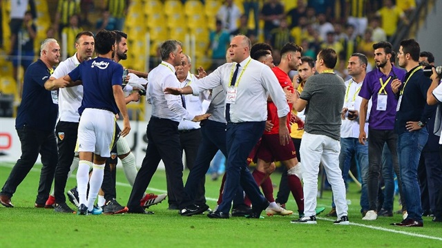 Volkan Demirel, Kayserisporlu futbolculara tepki gösterdi.

