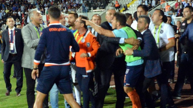 Görüntülerde Emre Belözoğlu'nun oldukça sinirlendiği görüldü. 