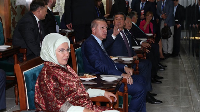 Başkan Erdoğan ile eşi Emine Erdoğan, geçit töreninde, Türkiye'yi temsil eden sporcuları ayakta selamladı.