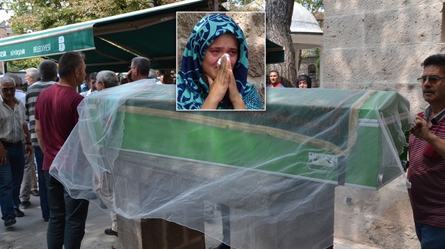 Balıkesir'de beyin kanamasının ardından hayatını kaybeden genç kadının tabutuna duvak örtüldü.