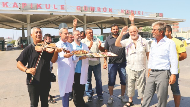Esnaf, Kapıkule Sınır Kapısı'na giden vatandaşlara yöresel yiyecekler ikram etti.
