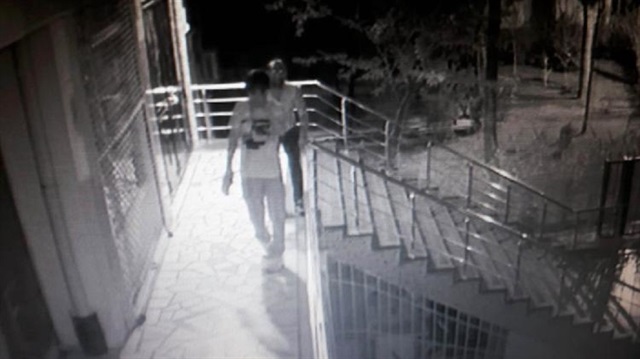 Diyarbakır'da bir daireye giren hırsızlar güvenlik kamerasına yansıdı.