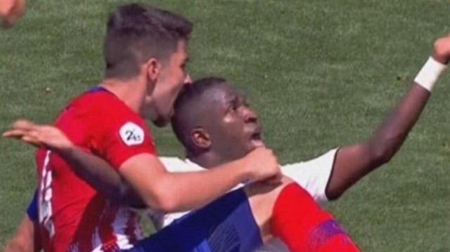 Maçın son anlarında Atletico Madrid rezerv takımının kaptanı, Vinicius'un kafasını ısırdı.