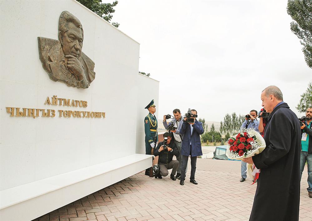 Erdoğan, Bişkek’teki temasları kapsamında, Ata Beyit Anıt Mezarlığını ziyaret etti. Kırgızistan’da 102 yıl önce yaşanan “Ürkün Olayı” nedeniyle yapılan Ata Beyit Anıtı’na çelenk bırakan Erdoğan, daha sonra Kırgız yazar Cengiz Aytmatov ile 7 Nisan Şehitleri’nin kabirlerinin bulunduğu alanda okunan Kur’an-ı Kerim’i dinledi ve dua etti. Erdoğan akşam saatlerinde de, Çolpon Ata’da düzenlenen 3’üncü Dünya Göçebe Oyunları’nın açılış törenine katıldı.