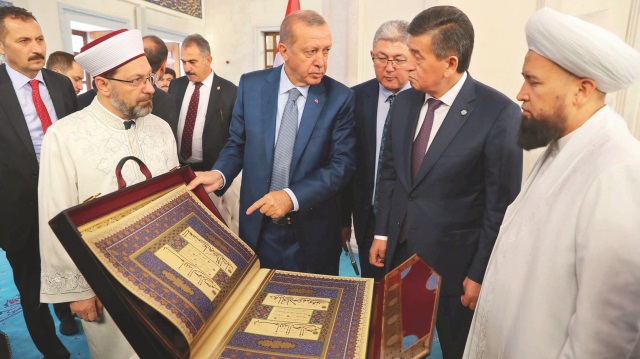 Başkan Erdoğan, Kırgızistan’daki temasları kapsamında Orta Asya’nın en büyük camisi Bişkek Cumhuriyet Merkez İmam Serahsi Camii’nin açılışını yaptı.