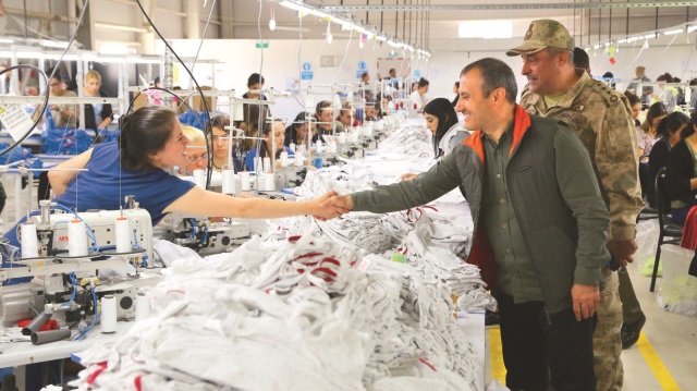 Vali Sonel, fabrikaları ziyaret ederek Tuncelili vatandaşların sorunlarını birebir dinliyor.