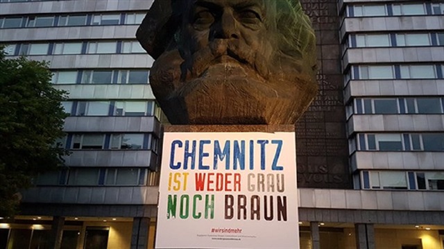 Almanya'nın çok kültürlü ve renkli yapısı"Chemnitz gri değil, kahverengi de değil" diyerek dikkat çekilen pankart.