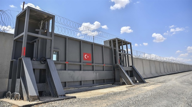 Türkiye, Suriye sınırı boyunca kimi bölgelerde beton bloklar ve dikenli tellerle tedbirler almıştı.